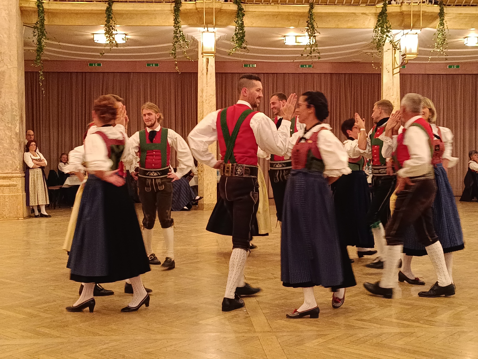 DIe Tänzerinnen und Tänzer des Bezirks Überetsch Unterland bei der Pausengestaltung