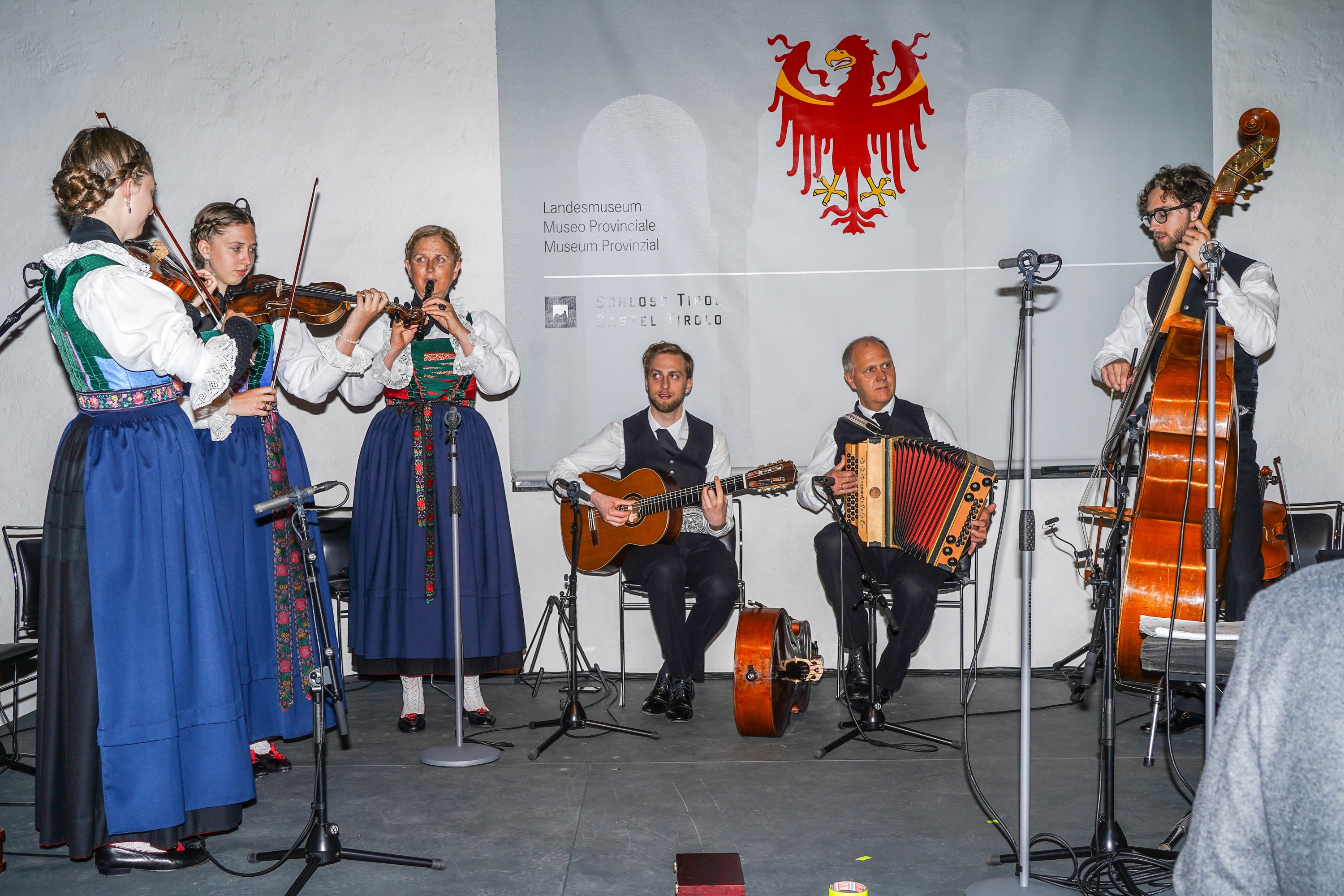 familienmusig Huber aus dem Ahrntal beim musizieren im Rittersaal von Schloss Tirol 002kl