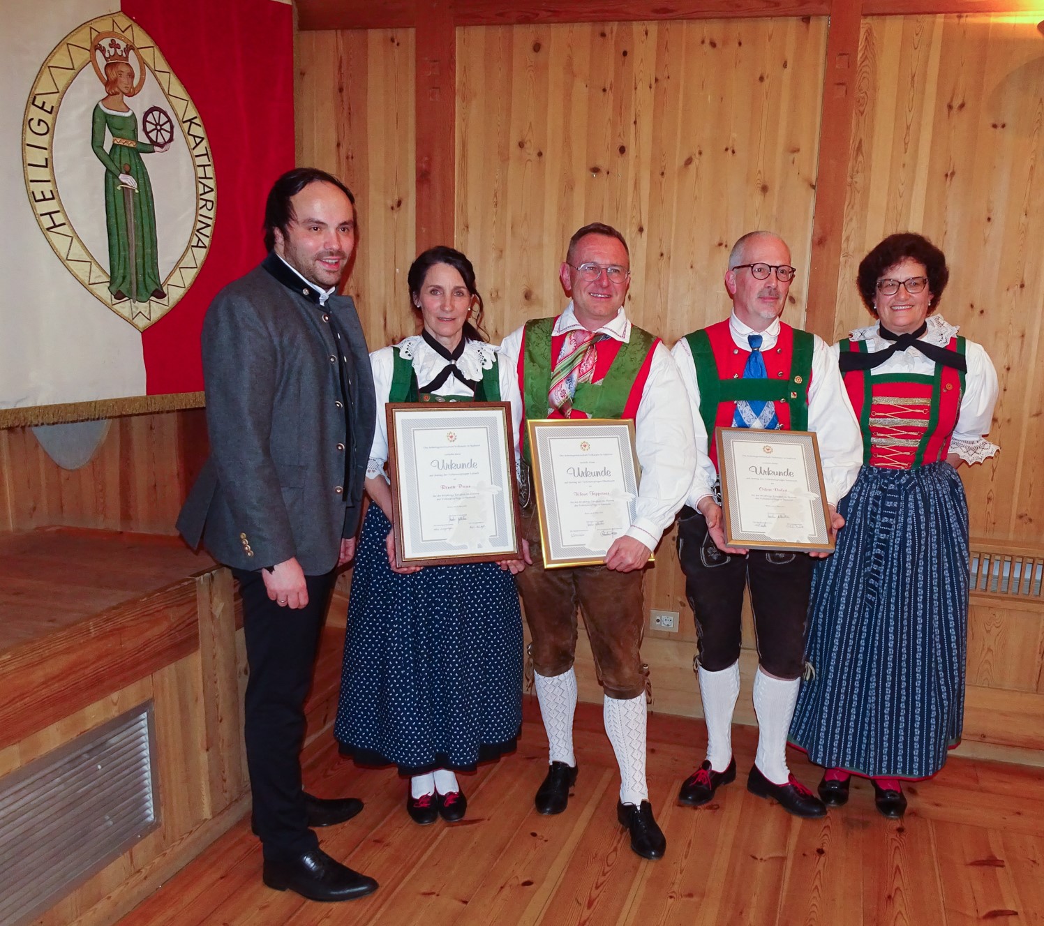 Die drei geehrten Renate Prenn Klaus Tappeiner und Oskar Dalvit mit Landesrat Philipp Achammer und Monika Rottensteiner erste Vorsitzende der ARGE Volkstanz in Südtiro 002kl