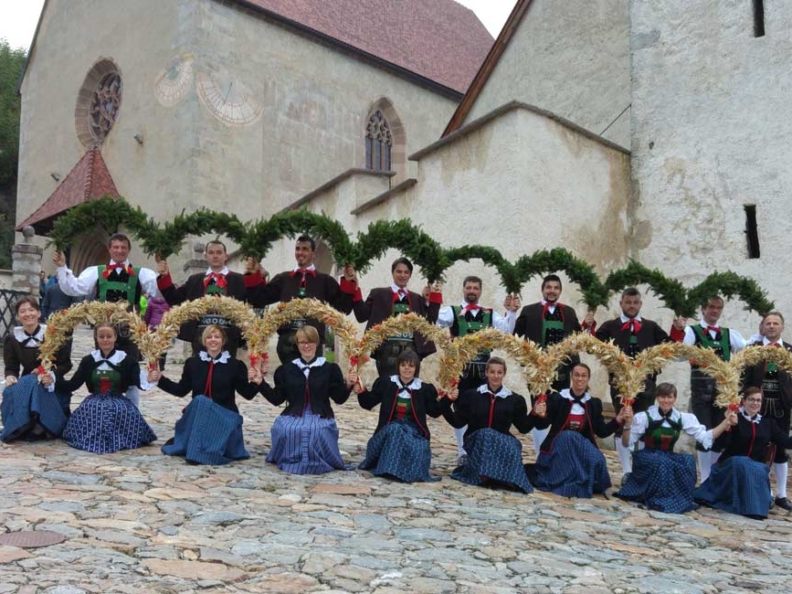 Gruppenfoto-Volkstanzgruppe-Villanders-reiftanz