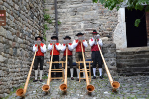 Die Alphornbläser der Musikkapelle Proveis begrüßen die Gäste im Schlosshof mit ihren Weisen