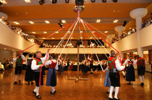 Die Volkstanzgruppe Burgstall bei der Darbietung des BandltanzJPG